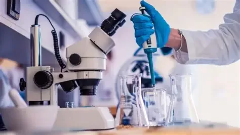 Laboratorio farmacéutico con microscopio y pipeta